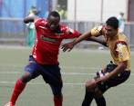 Juan Caicedo y Johnny Meza tuvieron varios duelos ayer. FOTO jaime pérez