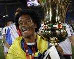Juan Guillermo Cuadrado levantó su segunda copa consecutiva con Juventus. FOTO AP