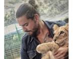 El día que Maluma visitió The Black Jaguar-White Tiger Foundation (BJWT) se fotografió con varios felinos. FOTO: Cortesía BJWT