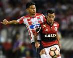 Teófilo Gutiérrez, en un mano a mano con Miguel Trauco. FOTO AFP