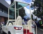 Ya está listo uno de los papamóviles que transportará al Sumo Pontífice. La imagen fue publicada por el ministro de Hacienda, Mauricio Cárdenas. FOTO Cortesía