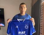 Esta es la camiseta que Víctor Aristizábal vistió en 2003 jugando para Cruzeiro y que hace parte de la subasta. FOTO Cortesía LAF 