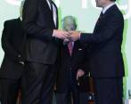 El jueves en la noche Santiago (izquierda) recibió, en el club el Nogal de Bogotá, el Premio Amway. FOTO COLPRENSA 