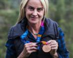 La medallista olímpica y su gata Luna, dando muestras de su tranquilidad y ternura. Los animales la apasiona y cuida de ellos con esmero. FOTO Jaime Pérez