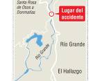 La tractomula se volcó luego de golpear la buseta que salió de Santa Rosa. FOTO Jaime Pérez