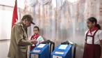El presidente de Cuba, Raúl Castro, no se presentará a las próximas elecciones. Consignó su voto ayer en la mañana. FOTO AfP 
