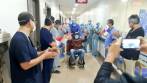 Durán saliendo del hospital ayer. FOTO cortesía La Prensa, Panamá