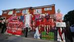 Una familia decoró el frente de su casa con las imágenes de sus ídolos, los jugadores y el técnico del Liverpool quienes, tras 30 años, se coronaron campeones de la Liga, de manera anticipada. FOTO AFP