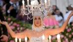 Katy Perry vestida de candelabro para la gala Met 2019. Foto: AFP 