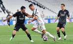 A pesar de los dos goles marcados por Cristiano Ronaldo, y la victoria 2-1 ante Lyon, el equipo italiano se quedó en el camino a los cuartos de final de la Liga de Campeones. FOTO efe