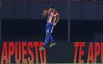 El guaraní Ángel Romero marcó dos tantos frente a Perú en el inicio anoche de la Eliminatoria Suramericana. Desde ya empieza a estar arriba en la tabla de artilleros. FOTO EFE