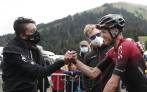 Egan Bernal logró ayer su triunfo número 15 como ciclista profesional. Con Froome hace una llave ganadora. FOTO EFE