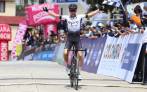 El antioqueño Alexánder Gil celebra su victoria en la segunda etapa de la Vuelta a Colombia. FOTO CORTESÍA FCC