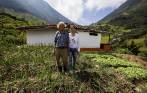 En la casa que vio crecer su familia, Gilberto Celis pasa sus días entre cultivos de cebolla y otras hortalizas. Su hija Lucy, lo acompaña cada vez que puede. FOTO julio césar herrera
