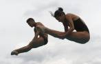 Sebastián Villa y Diana Pineda en acción durante un entrenamiento en el trampolín de 3 metros. FOTO manuel saldarriaga 