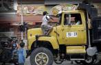 En Colombia se ven niños en la calle pidiendo plata por realizar trabajos. Deberían estar en los colegios. FOTO manuel saldarriaga