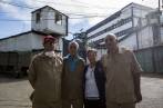 La “madre” acompañada por varios ancianos reclusos de la cárcel de Bellavista. FOTO jaime pérez