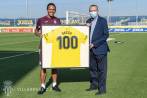 Carlos Bacca junto al presidente Fernando Roig, quien fue el encargado de entregar la camiseta conmemorativa al colombiano. FOTO TOMADA DE TWITTER