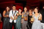 El elenco de Garzón con las estatuillas ganadas en los India Catalina. FOTO Colprensa / El Universal