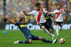 El primer lance resultó generoso en goles, a pesar de dureza en la marca. En acción, Carlos Izquierdoz y Gonzalo Martínez. FOTO Reuters