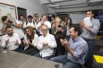Mauricio Pérez, sentado a la derecha, fue a la Registraduría con miembros de Compromiso Ciudadano. FOTO edwin bustamante