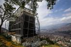 Así se ve hoy el parque biblioteca. Las láminas del techo han ido desapareciendo y el piso está lleno de huecos. FOTO Julio césar herrera