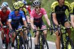 Esteban Chaves y Simon Yates no se desesperan en la carretera. De momento, el colombiano le trabaja al británico, pero faltan las etapas más difíciles para saber si se mantendrá. FOTO afp