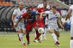 El que ataca es Maicol Balanta, ex-DIM. FOTO Manuel Saldarriaga 