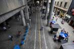 El Paseo Bolívar hasta hace dos años era una de las zonas del Centro más desordenadas y con invasión del espacio público. Con la renovación que realizó la Alcaldía, no solo se dio prioridad al peatón, sino que se reorganizaron los vendedores ambulantes. Foto: Julio César Herrera Echeverri