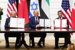 El primer ministro israelí, Benjamin Netanyahu; el presidente de Estados Unidos, Donald J. Trump, y el ministro de Relaciones Exteriores de los Emiratos Árabes Unidos, Abdulá bin Zayed al Nahyan, durante la ceremonia de la firma de los Acuerdos de Abraham, el 15 de septiembre del 2020. FOTO EFE