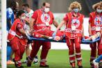 David Ospina sufrió un corte en la cabeza tras un choque con dos jugadores. El mismo arquero pidió sustitución en el juego. FOTO afp