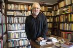 Héctor Abad en su biblioteca. La bolita plateada lo había escrito hace un tiempo, pero lo tenía guardado. FOTO edwin bustamante