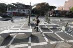 Urbanismo táctico con mobiliario y pintura sobre asfalto en el primer parque de Laureles. Según la comunidad genera congestiones vehiculares por quitar espacio a la vía. FOTO MANUEL SALDARRIAGA