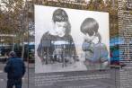 Este jueves, en Berlín, se leyeron los nombres de 55.700 judíos berlineses asesinados por el nazismo. En la imagen, dos niños encienden unas velas de una menorá judía. FOTO EFE
