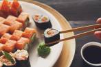El sushi es uno de los platos con mayor reconocimiento de la gastronomía japonesa. Prepararlo requiere de técnica y de usar los ingredientes y utensilios correctos. FOTO SSTOCK.