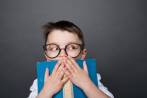 Es normal que los pequeños sientan miedo, lo importante es saber identificar cuándo se puede controlar en casa y cuándo se debe consultar. Foto: ShutterStock