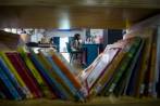 La mayoría de los usuarios de la Biblioteca son mujeres con edades entre 10 y 20 años. Encuentran servicio de consulta en el sitio y préstamo de libros para llevar a casa. FOTO Julio César Herrera