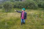 El campesino José Hernán Hincapié señala la zona boscosa que rodea su predio en la vereda El Palmar de Girardota. Allí vigila que los árboles no sean talados. FOTO Juan Antonio Sánchez