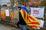 Un hombre, con la bandera catalana, esperaba a las afueras de la cárcel donde se encuentra Puigdemont. FOTO EFE