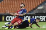 Carlos Monges y Carlos Izquierdoz, durante el duelo DIM-Boca. FOTO AFP