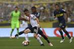 Wilmar Barrios y Santos Borré se vienen ganando el respeto en sus respectivos equipos. Ambos, gracias a su ímpetu, fueron protagonistas en el duelo de ayer en La Bombonera. FOTO EFE