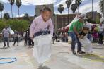 Una oferta de juegos tradicionales y de calle fue dispuesta por el Inder de Medellín en el espacio público de la Plaza Botero. Tanto niños como adultos accedieron a ellos. FOTO edwin bustamante