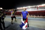 Ondeó orgulloso la bandera de Panamá, pero se declaró hincha y seguidor de Colombia, siempre. También lamentó que Ecuador se hubiera quedado por fuera del Mundial. FOTO efe 