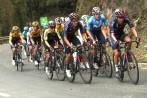 Iván Ramiro Sosa (primero en la imagen) se encargó ayer de mover la carrera. Es buen gregario de Richard Carapaz. FOTO EFE
