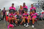 Con entrega, pasión y liderazgo, Luisa (Centro) se ganó el respeto de entrenadores y ciclistas. FOTO Cortesía Manzana Postobón