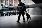 Autoridades de Estados Unidos afuera del Time Warner Center, sede principal de la cadena CNN evacuada ayer. Al menos seis paquetes, con supuestos explosivos, dirigidos a opositores fueron neutralizados. FOTO AFP