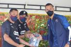 Los jugadores recibieron el kit de protección personal en la sede deportiva del DIM, mientras les realizaron las pruebas covid-19. FOTOS CORTESÍA DIM