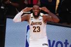 LeBron James se mantiene vigente en la NBA. Tras su nuevo título pidió que su equipo y su nombre se respeten. FOTO AFP