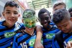 Juan Manuel Cardona (medio) tuvo un cumpleaños inolvidable en medio del babyfútbol. FOTO jaime pérez