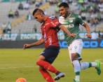 Juan Camilo Saíz, en la imagen con el balón, debe levantar su nivel al igual que sus compañeros de zaga. FOTO colprensa